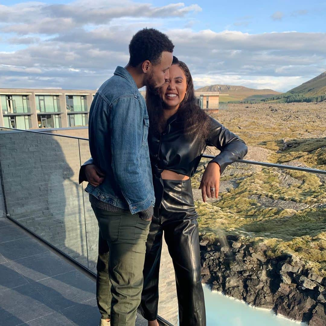 ステフィン・カリーさんのインスタグラム写真 - (ステフィン・カリーInstagram)「On the rock up north with MY rock! 🇮🇸 #iceland」9月1日 23時11分 - stephencurry30