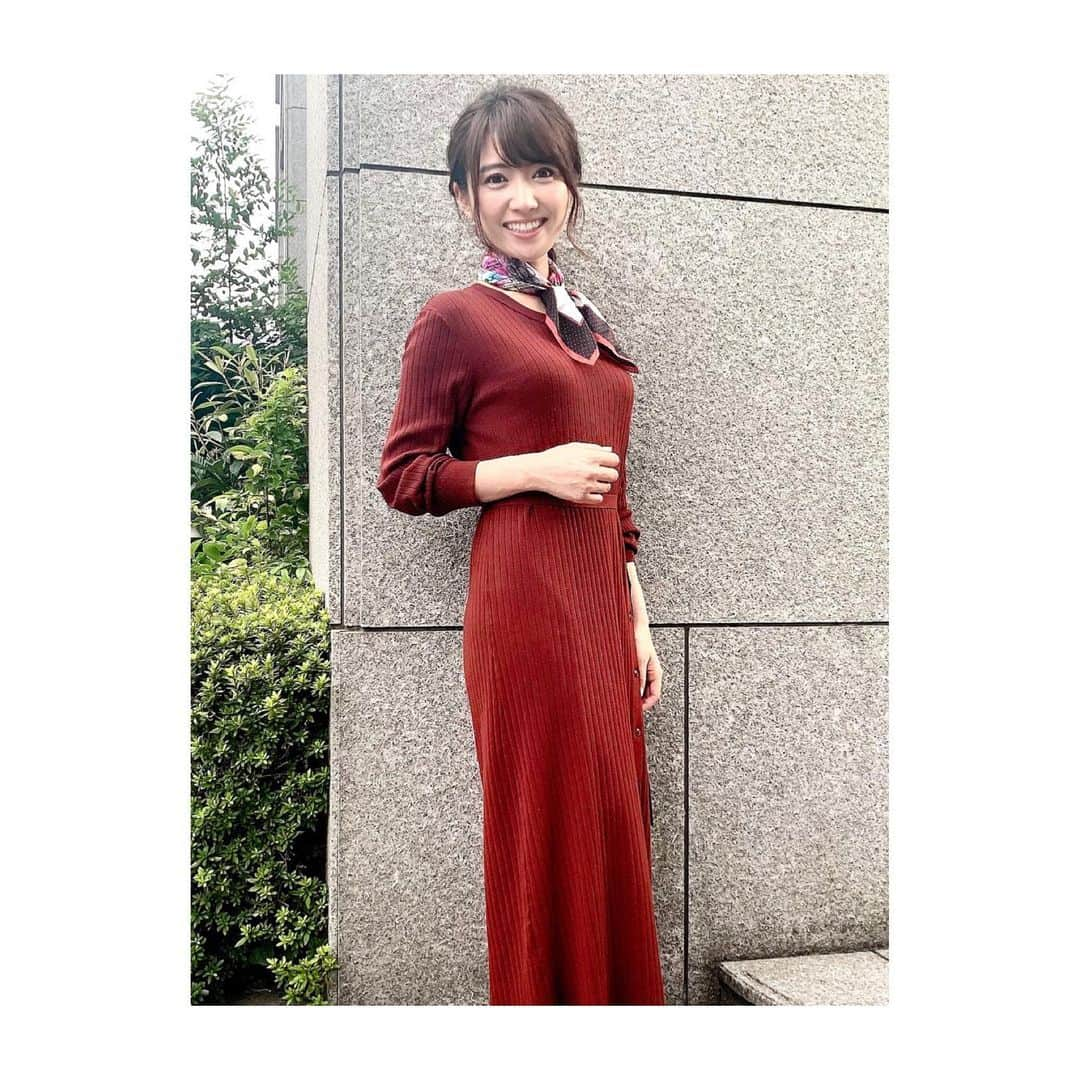 久保井朝美さんのインスタグラム写真 - (久保井朝美Instagram)「📸 2019夏🍉最後のお仕事は #steady.11月号の撮影でした🥰 ． 楽しかったなぁ💕 Twitterには別バージョンの オフショットを載せています😊 https://twitter.com/asami_k920 ． #久保井朝美 #アラサーファッション #ニットワンピースコーデ #靴が好き #ファッションが好きな人と繋がりたい #スカーフコーデ」9月1日 23時22分 - asami_k920