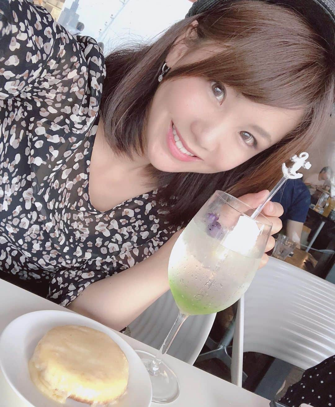 長谷川真美さんのインスタグラム写真 - (長谷川真美Instagram)「🍷💕 #酒ドル 乾杯🥂 ・ 神戸の #モザイク へ！！！ #umie から絶景の神戸を 楽しんできました☺️✨ ・ #まあみコーデ 気づいたら #tops も #skirt も #レンアイケイカク @renaikeikaku_official ・ #デンマークチーズケーキ 『#観音屋』がプロデュースした カフェダイニングらしく #観音屋チーズケーキ も🙌💕 ・ #フラワーカクテル も すごいオシャレでした💗 ・ #RENAIKEIKAKU #ren_style」9月1日 23時16分 - maami.hase