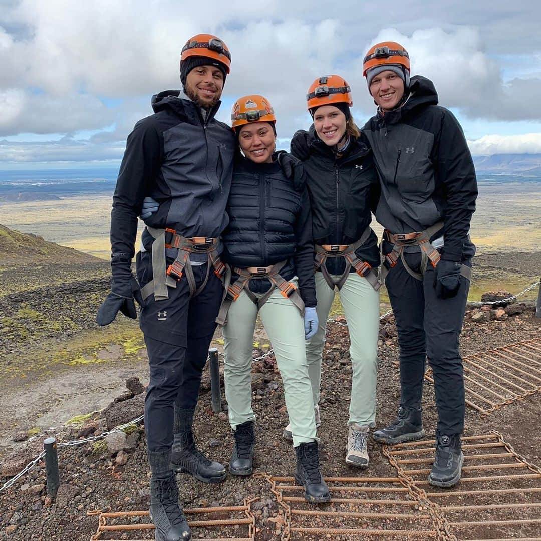 エイヨシャ・カレーさんのインスタグラム写真 - (エイヨシャ・カレーInstagram)「We climbed, we explored, we conquered. I think we may be expert adventurers now.」9月1日 23時20分 - ayeshacurry