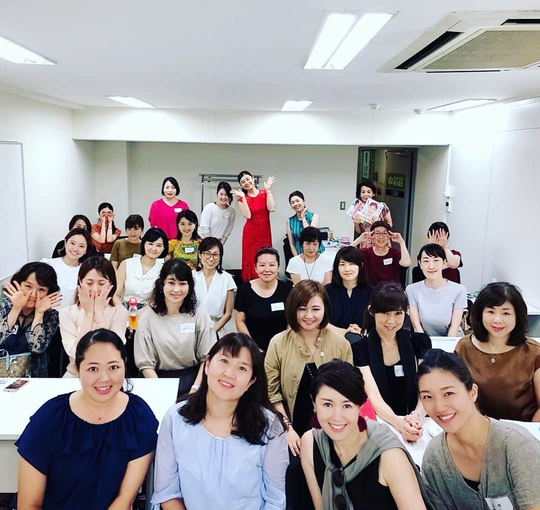 間々田佳子のインスタグラム：「日曜日AM3回講座 PM笑顔を磨く講座  ハードでしたが みなさんよく頑張ってくださいました！ 今頃口角がプルプルしてきているかしら？ 表情筋を使うコツが分かった！ 口角が上がった…などと言ってくださると とても嬉しいです。  お疲れ様でした！来月も待ってます！  #間々田佳子 #顔ヨガ #表情筋研究家」