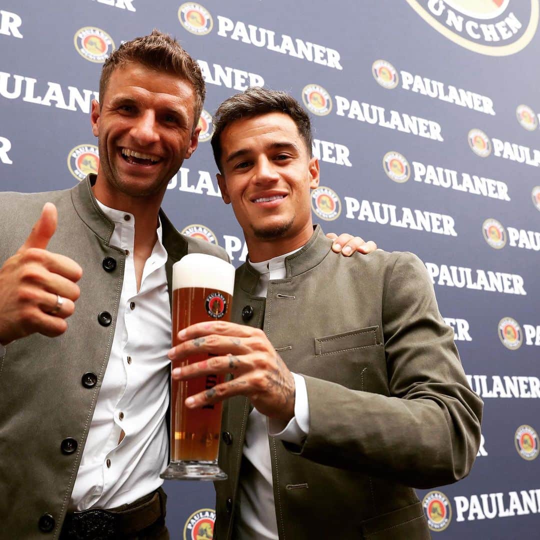 トーマス・ミュラーのインスタグラム：「Now he is one of us @phil.coutinho  Lederhosen- clothes made for champions🏆🥨🍺#miasanmia #fcbayern #packmas #guadschaunsausdebuam #ozapftis 📷@alexanderhassenstein」