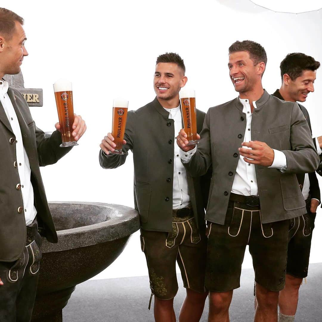 トーマス・ミュラーさんのインスタグラム写真 - (トーマス・ミュラーInstagram)「Now he is one of us @phil.coutinho  Lederhosen- clothes made for champions🏆🥨🍺#miasanmia #fcbayern #packmas #guadschaunsausdebuam #ozapftis 📷@alexanderhassenstein」9月1日 23時25分 - esmuellert