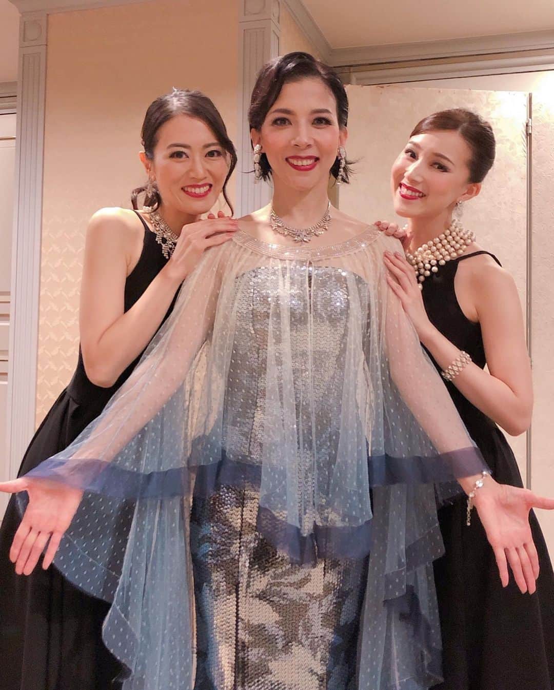 彩星りおんのインスタグラム：「霧矢さんのディナーショー、昨晩全ての回を終えました。ご来場の皆様、本当にありがとうございました✨🙇‍♀️✨﻿ 長くなりますが感想を綴ります。﻿ ﻿ ﻿ 小さな娘の子育てをしながらの出演、霧矢さんや周りの方々にご迷惑をおかけしないか、自分自身が体力的にも精神的にも乗り切れるか、正直不安もありました。﻿ 昨日無事幕が降り、心の底からホッとしました。﻿ ﻿ 稽古中は当時の光景がありありと思い出され込み上げる懐かしさや、その頃の自分と今の自分の様々な変化を実感したり、と感情が忙しかったです。﻿ ﻿ 2012年4月、"尊敬する霧矢さんと一緒に" との思いで宝塚を退団することを決意しました。﻿ それから7年4ヶ月、表現者としても人としても心から尊敬する霧矢さんとまたご一緒できたこと、私の人生にとりまして忘れられない大切な経験になりました。﻿ 霧矢さんはトップスター時代とお変わりない、それどころか益々パワーアップされていて "喰らい付いて行かなくては! " と同じくコーラスメンバーのゆうきと二人で必死で稽古に取り組みました。﻿ ゆうきには稽古から本番に至るまで本当に沢山助けてもらいました。﻿ 彼女の底抜けの明るさ、優しさ、そして自分をしっかり持っているところ、大好きです。心から信頼できる友人です。一生大切にしたいご縁です。﻿ ﻿ そして全てを受け入れ全力で応援、サポートしてくれた夫、母、義母には感謝してもしきれません。﻿ そして娘も毎日笑顔で「ばいばーい」とリハーサルに送り出してくれました。﻿ 私が自分らしく居られるのは家族あってこそ。﻿ ﻿ ﻿ ﻿ 皆さまのおかげで夢のような時間を過ごさせていただきました🌙﻿ 皆さまと共に、霧矢さんの益々のご活躍を楽しみにしています🥰﻿ 心から、ありがとうございました！﻿ また徐々に写真アップしますね💓﻿ ﻿ ﻿ #霧矢大夢25周年記念ディナーショー﻿ #宝塚ホテル﻿ #霧矢大夢 さん﻿ #中原由貴 さん﻿ #彩星りおん」