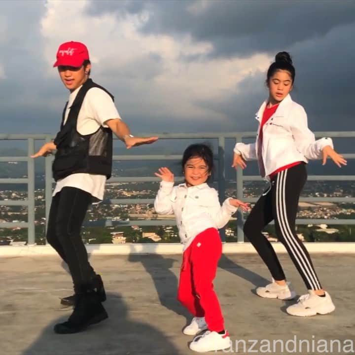 のインスタグラム：「Señorita siblings dance!! 💃🏻💕 w/ @ranzkyle @onewithnatalia #siblinggoals #dance」