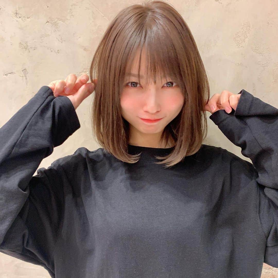 及川天和さんのインスタグラム写真 - (及川天和Instagram)「#内巻き  顔まわりや前髪の#ヘアスタイル はお任せください☺︎ 敷居は高くありません！どんな方でもぜひ☺️ ・ 髪型は肩の位置や首の長さが重要です！！ #前髪のこだわりカット で似合わせて可愛くします ☺︎ ・ 朝の3分でスタイリングの出来るスタイルなので朝時間がない方にオススメ💇🏻‍♀️✨ 朝のスタイリングの仕方までわかりやすくご説明させて頂きます！ あなたにあった似合わせ顔まわりカットとレイヤーカットでステキにします☺︎✨ ぜひ @tenhouo  をよろしくお願いいたします🙇‍♂️✨🌵 ・ ・ 【#てんかわっ  スタイルでお任せください ☺︎ 】 新宿店と横浜店と二店舗にいます☺︎ @mirareeeafloat  朝の3分 簡単スタイリングがオススメ🌱 ・ 当日もお電話で空きがある場合あります！おススメです！日程確認はプロフィールからネット予約でぜひお待ちしています🙇🏻‍♂️✨ ・ 髪型で日常を変えたい方はご相談ください！ ※この髪型にするなら及川を指名して下さい🙇‍♀️✨ ・ ・ 来週もまだまだご予約可能です🙆‍♂️🙆‍♂️ プロフィールのネットからぜひ！ 似合う髪型がわからない方は一緒に頭の形や好みに合わせて髪型を提案させて頂きます☘️ 長い髪も微妙な長さも#イメチェン は可能です！✂️ 髪の細かいところまでカットやカラーで僕が可愛く美しくします💪🏻 ・ どうか素敵にさせてください🙏✨ 予約はプロフィールからできます✂️ ・ ・  あなたにあった髪型を一緒に考えます☘️ 似合わせヘアで可愛く変身！？ ・ ・ 髮型で困ってる方はぜひ！ ・ ・  #髪型 で悩まれる方は及川にご相談ください！ ・ #髪型#ケアブリーチ#ヘアスタイル#前髪カット #ウェディングヘア #ゆるふわパーマ#新宿美容室#ラベンダーアッシュ#前髪#アッシュベージュ#横浜美容室 #ミディアムヘア#ショートヘア#ショート#髪型#ロングヘア#デジタルパーマ#ロング#ラベンダーアッシュ#グレージュ#ブルージュ#ショートボブ #ヘアアレンジ #ショート#ミディアムヘア#横浜#ショートカット＃セミロングヘア#インナーカラー#髪質改善#前髪アレンジ」9月1日 23時28分 - tenhouo