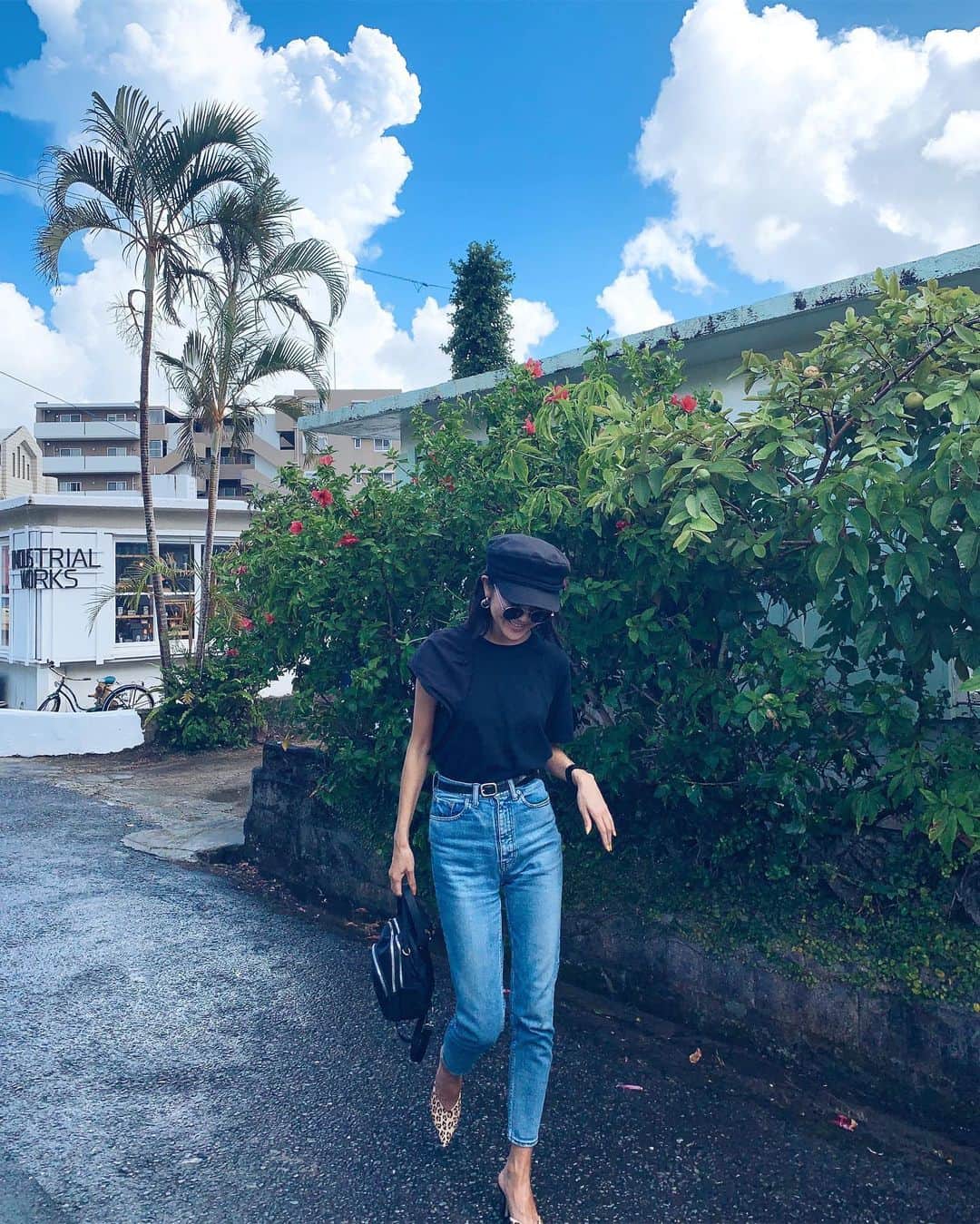 のインスタグラム：「Style:) keep it simple…😎 . denim×デザイントップス RULAHのこのデザイントップス カジュアルパーティーに使える👌 . 写真撮ろうと思ったら晴れてるのに すごいスコール🌦止んでからの 空のブルーが絵みたいに綺麗過ぎた✨ . そして今日は @itsmeog098 の オープンニングパーティー🎉 . @yuinaushio のあいさつ🎤 ゆいならしいしっかりとした 目的のある話で聞いている方も It's meのスタッフの方も みんな目がキラキラしてた👏 たくさんの方に愛されてる It'smeのスタートを見れて感動👏 これからも応援してます👍 . そして、恐縮ながらわたしも 明日ゆいなとIt'smeで お話しさせていただきます🙇‍♀️❤️ . 明日はとっても楽しみです🙊🌺 . コーデ📸 @yucaaan . #RULAHコーデ#RULAH_official#デニムコーデ#デニム#シンプルコーデ#カジュアル#OKINAWA#沖縄#沖縄がすき#す」