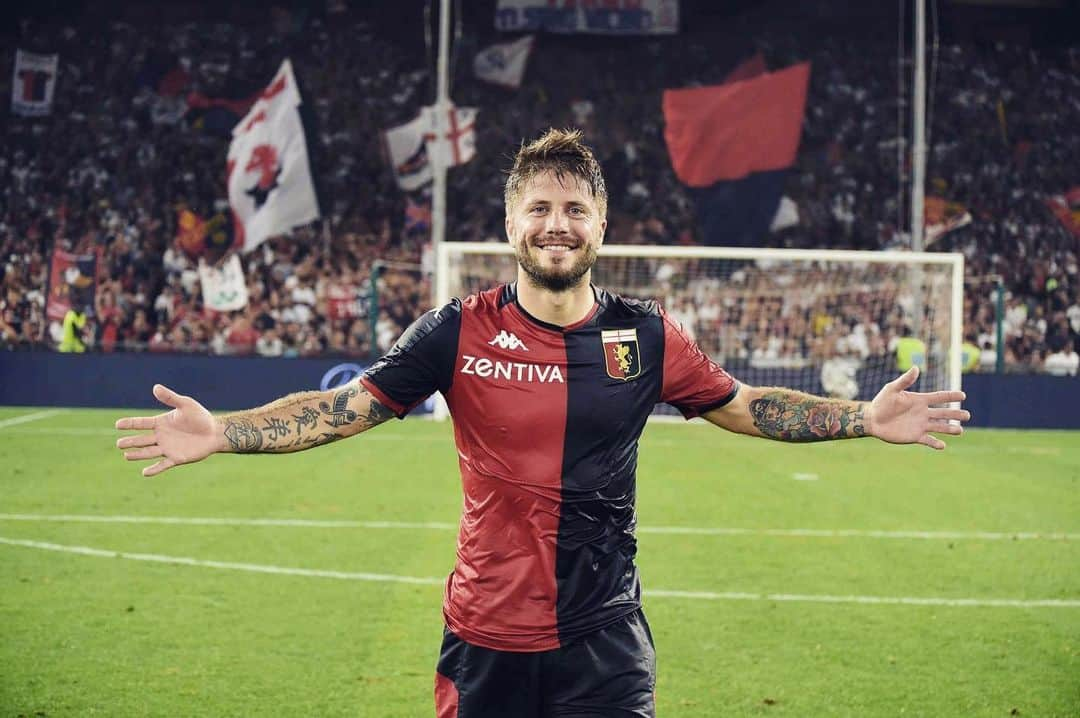 ラセ・シェーネのインスタグラム：「I’m very happy with my first win in the #seriea and what an atmosphere in #StadioLuigiFerraris #grazie #forzagenoa #LS20」