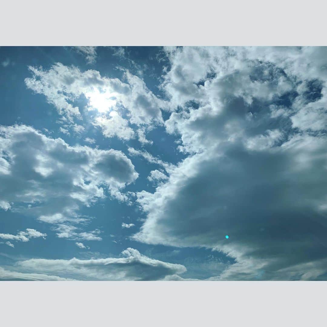 motoさんのインスタグラム写真 - (motoInstagram)「おはようございます！  雲って浮いてるんだなーってぼーっと感じて撮った岩手の空を。  素敵な一日をお過ごしください🌼  #シンガーソングライター #Moto」9月2日 8時58分 - moto_ssw