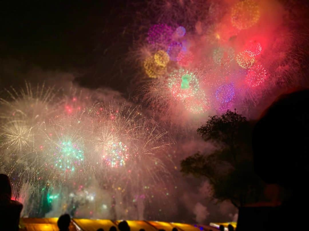 京面龍太郎のインスタグラム：「. 2019.8.31 しまんと市民祭納涼花火大会 . . 夏が、終わりました。 . さぁ、正念場の9月。。。 気合いよ、気合い。 . . #しまんと市民祭納涼花火大会 #花火 #四万十市 #このあと国道56号大渋滞 #高知市に帰ったの深夜 #夏が終わる」