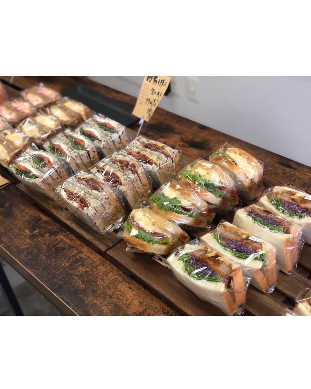 Ayuminさんのインスタグラム写真 - (AyuminInstagram)「🥪ロンロンキッチン🥪 春日井のサンドイッチ専門店#ロンロンキッチン さん ボリューミーなサンドイッチが沢山あって どれにしようか悩んだので店主のさちこさんに 相談🥺← とっても気さくでお優しい方でした😍💓 . . ☑️ふわふわ白コッペのだし巻き玉子サンド ➡︎玉子焼き、コチュジャン、マヨネーズ . ☑️だし巻き玉子フライサンド ➡︎ボリューミーなだし巻きをそのままフライに！ 一つでお腹いっぱいになるボリューム！ . ☑️黒胡麻バンバンジーサンド (8月中) ➡︎黒練り胡麻、黒すり胡麻たっぷり バンバンジーソースにラー油や生姜のアクセント！ . . 他にも選びきれなかったし どれも美味しかったから また違うのも食べたいな😍 . ロンロンキッチンさんは テイクアウト専門店です❣️ . . スタバクイーン👸🏼メインアカウント ➡︎ @ayumin0220stb * * #サンドイッチ専門店#萌え断#ronronkitchen #春日井モーニング#春日井ランチ#春日井グルメ#春日井カフェ #名古屋ディナー#名古屋グルメ#名古屋ランチ #インスタグルメアワード2019#あいなご#ナゴレコ#グルメライター」9月2日 9時24分 - ayumin0220