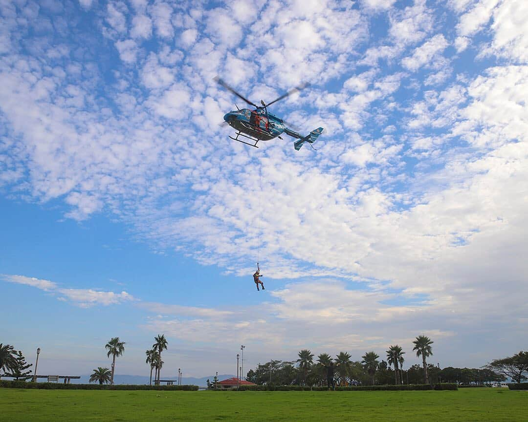 愛知県田原市さんのインスタグラム写真 - (愛知県田原市Instagram)「Blue sky. * 秋晴れ！ * やったね おかげさまで1,200投稿 これも皆様のおかげ♡#ありがとう  #昨日は防災の日#ヘリコプター#孤立者救助訓練#愛知県警察航空隊#田原市総合防災訓練  #これからもどうぞよろしく #たはら暮らし  #渥美半島#田原市#田原#伊良湖岬#伊良湖#赤羽根#菜の花浪漫街道#scenic_jp#カコソラ  #tahara#irago#akabane #サーフィン#surfing#田舎暮らし#日々の暮らし#休日の過ごし方#スローライフ#instagramjaran#igersjp」9月2日 9時28分 - tahara_kurashi