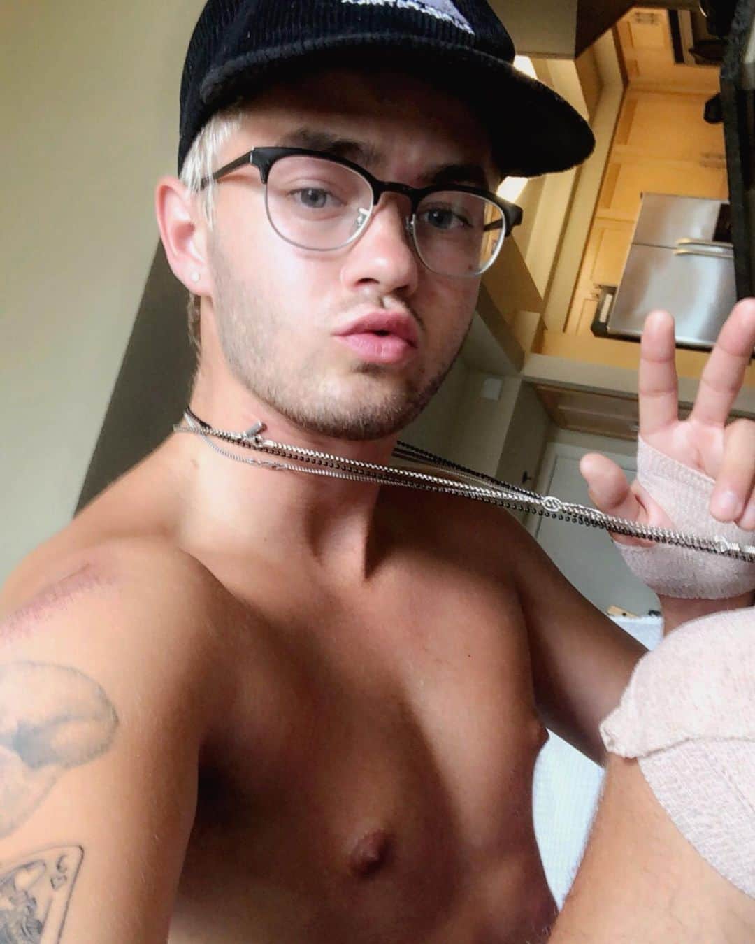 ジャック・ジョンソンのインスタグラム：「For those wondering, I was attacked by a pack of wild coyotes in the Hollywood Hills. I think they mistook me for a vulnerable puppy, as I happened to be walking on all fours at the time. Luckily I was able to fight them off (not before they did some damage though...) swipe at your own discretion, they left me with some nasty wounds to tend to. By the way I actually just crashed on a bike and slid 3 meters on a jagged sidewalk in front of a bunch of pedestrians like a fuckin idiot, but the other story sounds way cooler.」