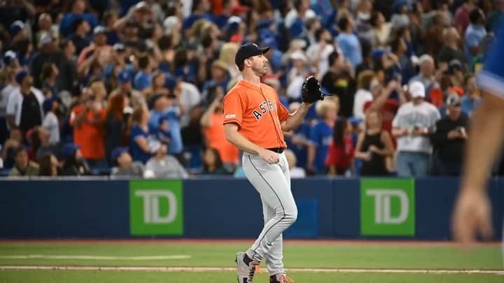 ロビンソン・チリノスのインスタグラム：「Congratulations @justinverlander for you 3rd career NO-HITTER, blessed to be a part of it. Que día tan maravilloso bendecido de ser parte de este gran logro.  #gloriaadios #glorytogod」