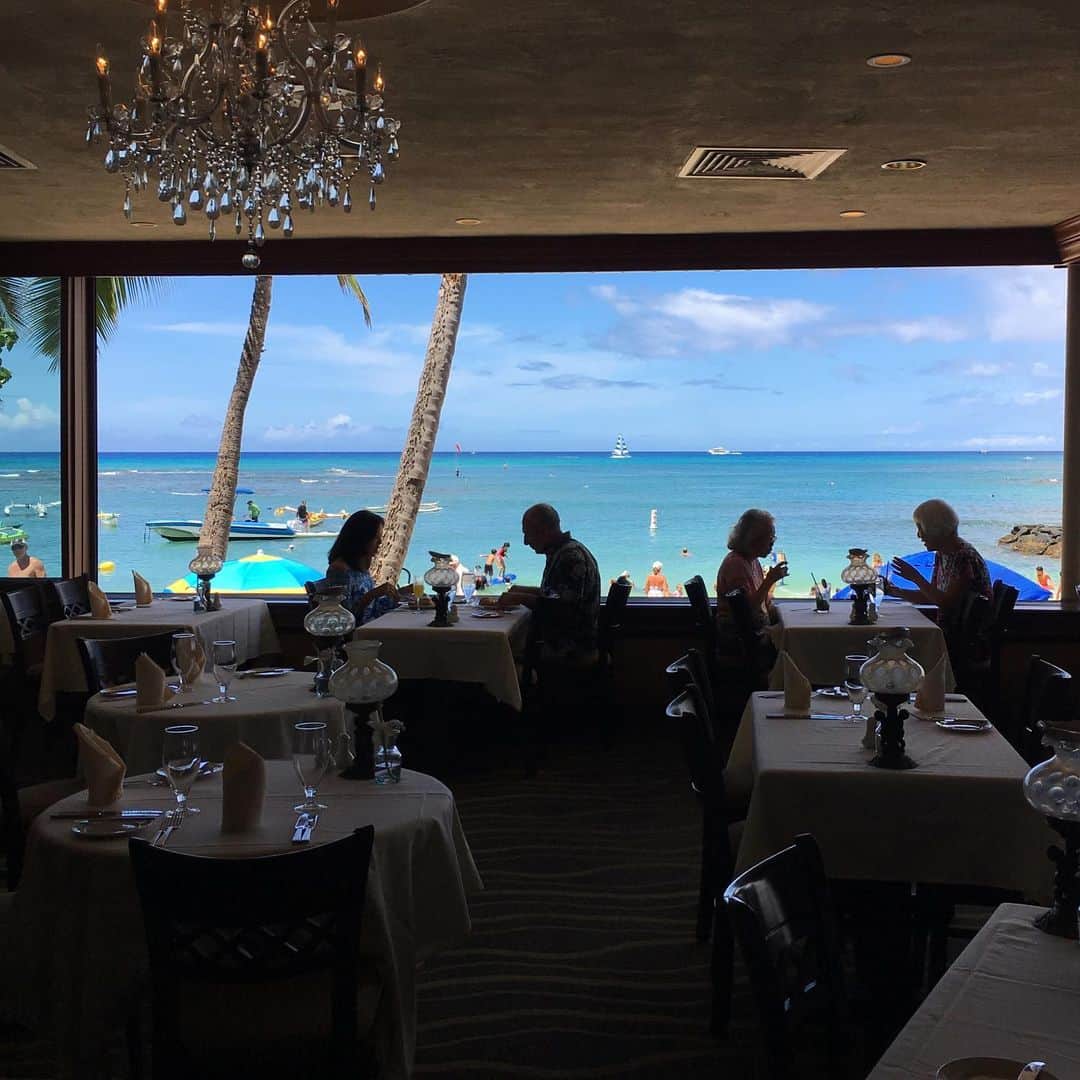 工藤まやさんのインスタグラム写真 - (工藤まやInstagram)「Aloha Sunday💛とうとうこの日がキターーーーー！本日よりミッシェルズレストランのサンデーブランチがスタート。もうこの景色にしびれてる💙 @michels_at_the_colony_surf #hawaii#ミッシェルズ#michelsrestaurant #sundaybrunch」9月2日 9時37分 - mayahawaii325