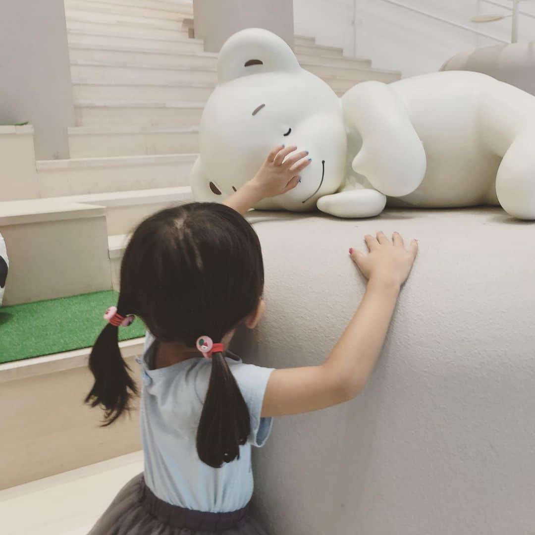 宇佐美蘭さんのインスタグラム写真 - (宇佐美蘭Instagram)「ファミリア本店でお買い物してから、店内のレストランでランチ😊👒👗👠﻿ レストラン、野菜たっぷりだし皆子連れだし本当好き🤤💕﻿ 可愛い店内に癒されました☺️﻿ それにしても、未だに「ママ食べさせて〜」と甘える長女3歳に対して、自分で食べないと気が済まない次女1歳🤣﻿正反対な2人😳 次女は大好きな胡瓜とトウモロコシを張り切ってモグモグ食べてました🥒🥒🌽🌽﻿ #ファミリア#familiar#ファミリア本店#ランチ#バイキング#子連れランチ#スタイ#お食事エプロン#marlmarl」9月2日 9時39分 - usamiran_official