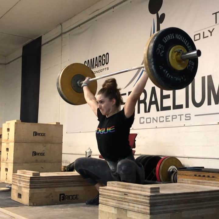 マッティ・ロジャーズのインスタグラム：「Coming off a heavy week & into a new week without a rest day is ROUGH. I felt pretty shitty & beat down for both training sessions today (especially the morning), but I got all the work done on a SUNDAY. It took a lot of weird sounds, a lot of grit & a lot of talking to myself. I have to do what I can to get all my workouts in this week even with hurricane Dorian coming (or not coming who knows), as I leave for Worlds next week. It’s a MASSIVE, unpredictable cat 5 storm & you have to respect that and prepare for every possible scenario. Best case, I have an extra rest day at the end of the week! Stay safe if you’re in or near the path of Dorian, it’s not cool to think you’re too cool to be prepared ✌🏽 @roguefitness @2poodperformance @rehband」
