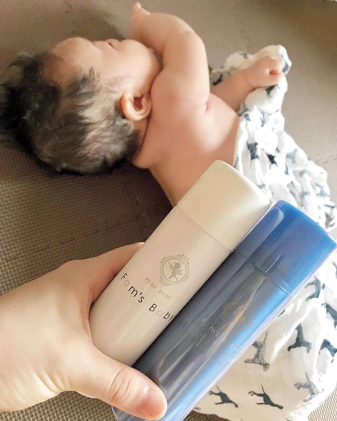 Fam's Baby ファムズベビーさんのインスタグラム写真 - (Fam's Baby ファムズベビーInstagram)「ご愛用頂きありがとうございます💕 エンジェルUVスプレーは生後３カ月からご使用できます🍀 お顔だけママが手で塗ってあげてあとはシューっと簡単にUVケアできます🎵 ・ ・ 今日から月曜日また今週のはじまりです☀️よろしくお願い致します💕 ・ ・ #ファムズベビー#famsbaby#ベビースキンケア#ファムズUV#敏感肌日焼け止め#おむつかぶれ#おむつかぶれ対策#乳児湿疹#乳児湿疹ピーク#乳児湿疹出てきた#乳児#新生児あるあり#新生児スキンケア#子供スキンケア ・ ・ #Repost @nicomayu2019 ・・・ 𓃰生後96日目𓃰 ・ つるもち肌を守るために⋈ @famsbaby  保湿スキンフォームは産院からのいただき、顔につかってるだけやからまだ残ってる⠒̫⃝ あごにプツプツとできものできてもこれ塗ると翌朝には治ってる♪ UVも新生児からつかえてスプレータイプで使いやすい⠒̫⃝˂ᵒ͜͡ᵏᵎ⁾ ・ #育児記録 #男の子ママ #ママ友募集 #関東ママ友募集 #赤ちゃんのいる暮らし#新米ママ  #5月生まれ」9月2日 10時05分 - famsbaby