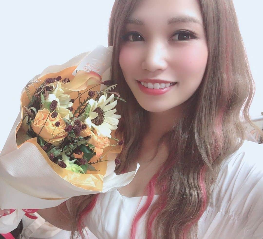 R!Nのインスタグラム：「Aldiousの新ボーカルとして始まった後半戦。 お花やプレゼントもありがとうございます🎁  はじめての本格的なバンド活動、色々と困難がつきものですが、突き進むしかない。負けない！これまで続いてきたAldiousの歴史を塗り替えるのではなく、受け継いでいく気持ちで、心強い仲間と共にファイナルまで駆け抜けます。  私が選んだ道は間違っていないとステージに立つたびに思えるような経験を積んでいきたいです。 "自分の思いだけは曲げたくない。"！ まだまだ実力不足で至らないことも沢山あると思いますが、精進し、邁進して行きます。  宜しくお願いします。  Aldious R!N  #Aldious #ringemie #band #アルディアス」