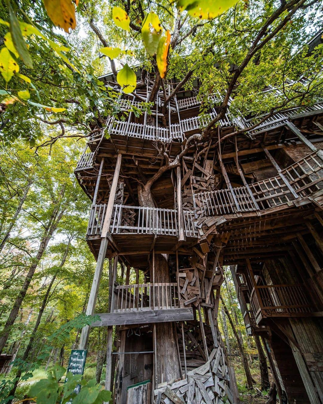 Abandoned Placesさんのインスタグラム写真 - (Abandoned PlacesInstagram)「The worlds largest abandoned tree house 🌳 Photography by @alexplore23」9月2日 1時17分 - itsabandoned