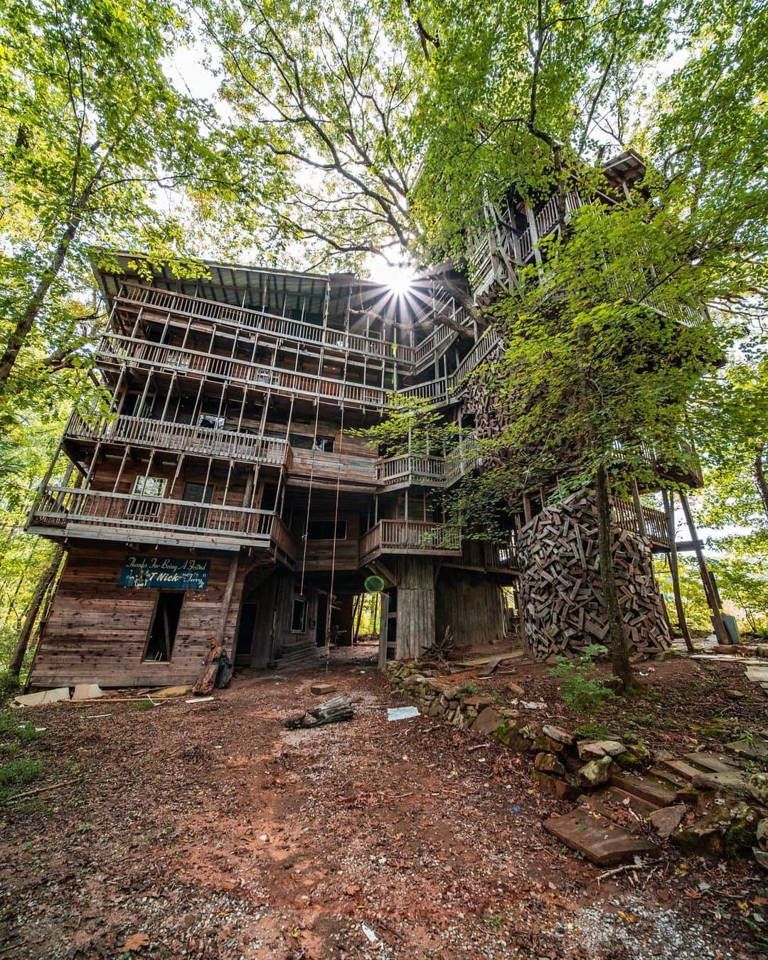 Abandoned Placesさんのインスタグラム写真 - (Abandoned PlacesInstagram)「The worlds largest abandoned tree house 🌳 Photography by @alexplore23」9月2日 1時17分 - itsabandoned