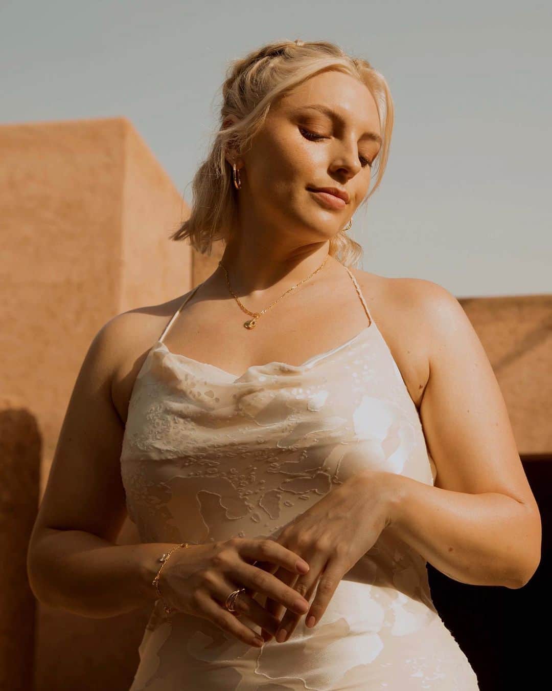 Estée Lalondeのインスタグラム：「🌞 The Goddess Collection 🌞 ~  Be the first goddess to get it by signing up for early access now! ~  Click the link in the bio or go to: esteelalondexdaisy.com🌛 @daisy_jewellery #esteelalondeXdaisy」