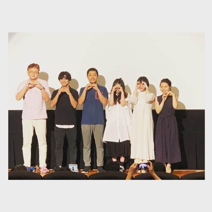 近藤笑菜さんのインスタグラム写真 - (近藤笑菜Instagram)「【出演映画】 【公開中】 ねえもう9月なの？もう秋？？ 時間が経つの早すぎて信じられないのですが！！😳 8月は休む暇なく嵐のように過ぎてゆき、私にとって8月は夏休みではなく台風だったなという感じです🌀 それほど仕事があるのは嬉しいことや～～ このまま冬くらいまで駆け抜けてしまおうか～～～⛄ . さておき、 出演しています、大崎章監督『無限ファンデーション』先週から劇場公開しております🎊 私も初日舞台挨拶登壇させていただきましたー☺️✨ . 公開初日に新宿ケイズシネマにて、次の日にシネマテークたかさきにてご挨拶させていただき、すごく楽しかった～～♡ 高崎への往復車内で花梨ちゃんなのかちゃん日高とずっと人狼ゲームをしていたとか、楽しかった話はたくさんあるのだけど。細かく書いていたら永久に告知できなそうなので、ざっくり楽しかった！で納めておきます。笑 📸初日舞台挨拶@新宿ケイズシネマ(1枚目、2枚目) 📸ガールズトーク舞台挨拶👭@シネマテークたかさき(3枚目) . そして先週 「左様なら｣の石橋夕帆監督、共演の日高七海、大崎章監督と共にアフタートークにも参戦させていただきましたー！！ こちらも楽しかったなぁ💕 お世話になっている且つ大っっ好きな三島有紀子監督、外山文治監督も観に来てくださり、むちゃくちゃ嬉しかった夜～～♡ ニヤつきながら写真も一緒に撮っていただいた📸(4枚目) . 新宿ケイズシネマでは上映前や後に、連日トークショーやミニライブなど開催中！皆さま是非是非お越しください～☘️ ↓ 《イベント情報@新宿ケイズシネマ》 🍉9/3(火)21:00回 上映後トークショー ゲスト:中森明夫さん(アイドル評論家)、上野遼平さん(映画プロデューサー)、大崎章監督 . 🍉9/4(水)21:00回 上映後トークショー ゲスト:狗飼恭子さん(脚本家)、大崎章監督 . 🎐9/6(金)21:00回 上映後 西山小雨ミニライブ＋トークショー ゲスト:西山小雨さん、大崎章監督 . 🍉9/7(土) 21:00回 上映後トークショー ゲスト:枝優花さん(映画監督・写真家)、大崎章監督 . 🍉9/8(日) 12:00回 上映後トークショー ゲスト:森直人さん(映画評論家)、大崎章監督 . 🎐9/2(月)・5(木)21:00回 上映前 主題歌/西山小雨「未来へ｣Music Video上映 . . よおし。 一つ一つについてちゃんと書きたい！と思っていたら溜まりに溜まってしまったお知らせたちも、ざっと一気に載せちゃうぞー！！(けっきょく雑) 出演作たち、それぞれ各所でお披露目あります！よろしくお願いします🙇‍♀️🌻 ↓ ◯●出演情報●◯ 🐪映画『無限ファンデーション』 全国順次公開中！ 東京○新宿ケイズシネマ 🌷公開中🌷 群馬○シネマテークたかさき 🌷公開中🌷 宮城○チネ・ラヴィータ 9/13(金)～ 神奈川○横浜シネマリン 9/21(土)～ 栃木○宇都宮ヒカリ座 10/5(土)～ 京都○みなみ会館 10/11(金)～ 愛知○シネマスコーレ 10/12(土)～ 大阪○第七藝術劇場 10/12(土)～ 兵庫○元町映画館 10/12(土)～ 新潟○シネ・ウインド 10/26(土)～ 広島○横川シネマ 時期未定 . 🐪雑誌『シネフィルブック Vol.3』 映画「無限ファンデーション」より西山小雨×近藤笑菜×日高七海 対談インタビュー掲載 全国の書店、Amazon他にて販売中！ . 🐪映画『左様なら』 2019年9月6日(土)より、アップリンク吉祥寺はじめ全国順次公開！ ○9/3(火)「左様なら｣公開記念イベント@新宿ロフトプラスワン . 🐪映画『台風家族』 2019年9月6日(土)～26日(土) 3週間限定！全国ロードショー . 🐪舞台『墓場、女子高生』 別冊「根本宗子」第7号 脚本：福原充則 演出：根本宗子 2019年10月9日（水）〜22日（火） @下北沢 ザ・スズナリ ○チケット前売り販売中○ 指定席：4,800円 前方自由席：4,500円 チケットぴあ←完売！　 ローチケ https://t.co/g3CThc3SlW イープラス https://t.co/vgdiXxvscN ★残席僅かです！ご予約お急ぎください！ . 🐪映画『少女邂逅』 高知○ゴトゴトシネマ  10/7(月)～10/14(月・祝) Amazon他にてDVD/Blu-ray販売中！ 全国のTSUTAYA/GEOにてレンタル中！ . . 追伸: 髪型がクレラップになりました👩🏻 クレラップの代わりにジップロックを持っているのが5枚目📸 新しい風吹かすぞ～な気分なのだけど、なんだか懐かしい気もする。笑 またここからbrand new近藤でがんばります🌊🐟 . #無限ファンデーション #大崎章 監督 #公開中 #シネフィルブック #左様なら #台風家族 #墓場女子高生 #少女邂逅  #舞台 #dvd #ブルーレイ #映画 #movie #stage #magazine」9月2日 1時23分 - emina_kondo