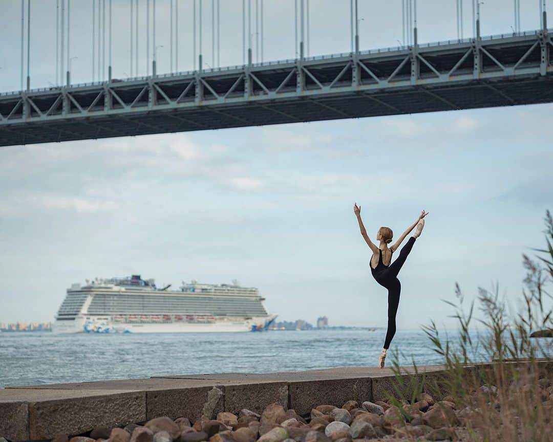ballerina projectさんのインスタグラム写真 - (ballerina projectInstagram)「Sarah Scandrett in New York City. #ballerina - @sarah.stt #fortwadsworth #statenisland #verrazzanobridge #newyorkcity #ballerinaproject #ballerinaproject_ #ballet #dance #pointe #norwegiancruiseline #cruiseship #sarahscandrett  The Ballerina Project book is now available for pre-order on Amazon. Link is located in our Instagram profile. #ballerinaprojectbook」9月2日 1時28分 - ballerinaproject_