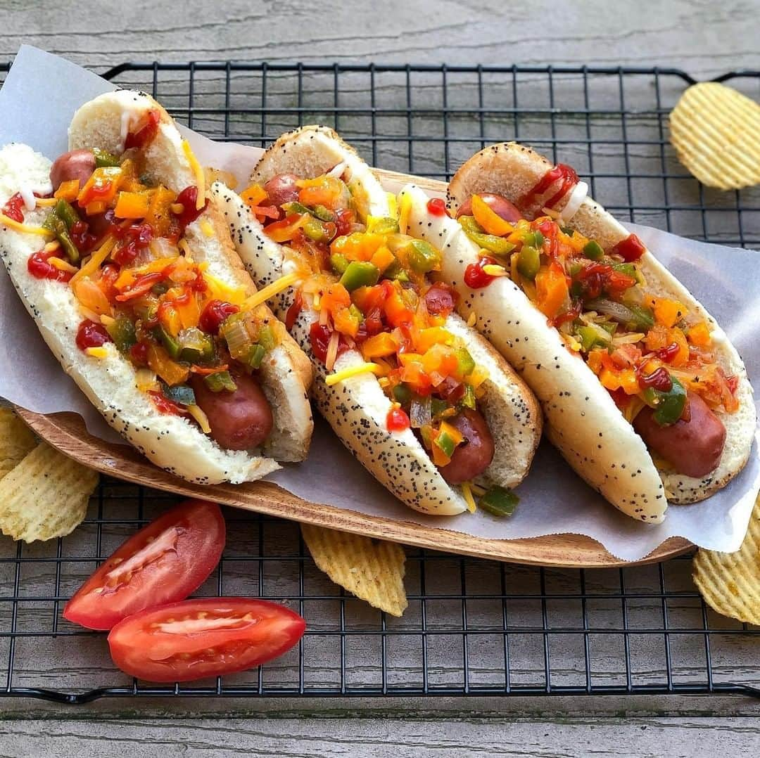 ジョンソンヴィルさんのインスタグラム写真 - (ジョンソンヴィルInstagram)「Feeling fancy? 'Cuz these Chicago Style Dogs ft. #Johnsonville beef sausage links definitely are.  Today's #BratShot courtesy of @bornapetite_ Eat up, sausage fans. #LaborDayWeekend #HappySeptember . . Chicago style hotdogs are perfect for a quick and delicious lunch for you and the family! They’re also great to add to any barbecue! I grilled some johnsonville beef hot dogs that I added to some poppy seed seasoned hotdog buns. I then topped the hotdogs with shredded cheddar cheese, ketchup, mayonnaise, and sautéed tomatoes, onions, green peppers and orange peppers for the final touch!  #hotdog #chicago #chicagostyle #bread #poppyseed #beef #vegetables #food #foodblog #foodpic #foodstagram #foodie #foodiesofinstagram #foodblogger #peppers #lunch #quickrecipe #foodinspiration #tomatoes #chips #buns #cheese #cheddar #ketchup (via @bornapetite_)」9月2日 1時30分 - johnsonville