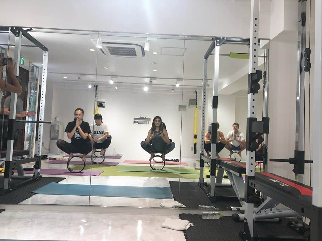 有末麻祐子さんのインスタグラム写真 - (有末麻祐子Instagram)「@estretch.gym 白金台店で ゆかちゃん @yuka_yogawheel_ のヨガホイールレッスンを体験しました🧘🏻‍♀️🔘 ひょんなきっかけで知り合ったゆかちゃんですが 気が良い人っていますよね。 まさにそれです🧚‍♀️ 普段は茅ヶ崎でレッスンをしていますが これから都内でも開催予定ということで、先駆けで参加させてもらいました！ 愉快な仲間達を引き連れて🧞‍♂️🧞‍♀️🧞‍♂️🧞‍♀️ ヨガホイールはまだ日本だとそんな浸透してなく、これからって感じだそうで！ 海外ではポピュラーだったりするみたい。 ホイールを使うので私みたいな柔軟が無い人には、良い支えになってヨガポーズをホイールがサポートしてくれるって感じ。 普段のストレッチでは伸ばせないところが伸ばせて気持ちいい上に 体幹がかなり鍛えられる！！！ 是非皆んなにも機会があれば体験してほしいな〜〜👀 是非ゆか先生のインスタからスケジュールチェックしてみてね🤓#ヨガホイール #叫び声の人やばい w#爆笑」9月2日 1時43分 - mayukoarisue