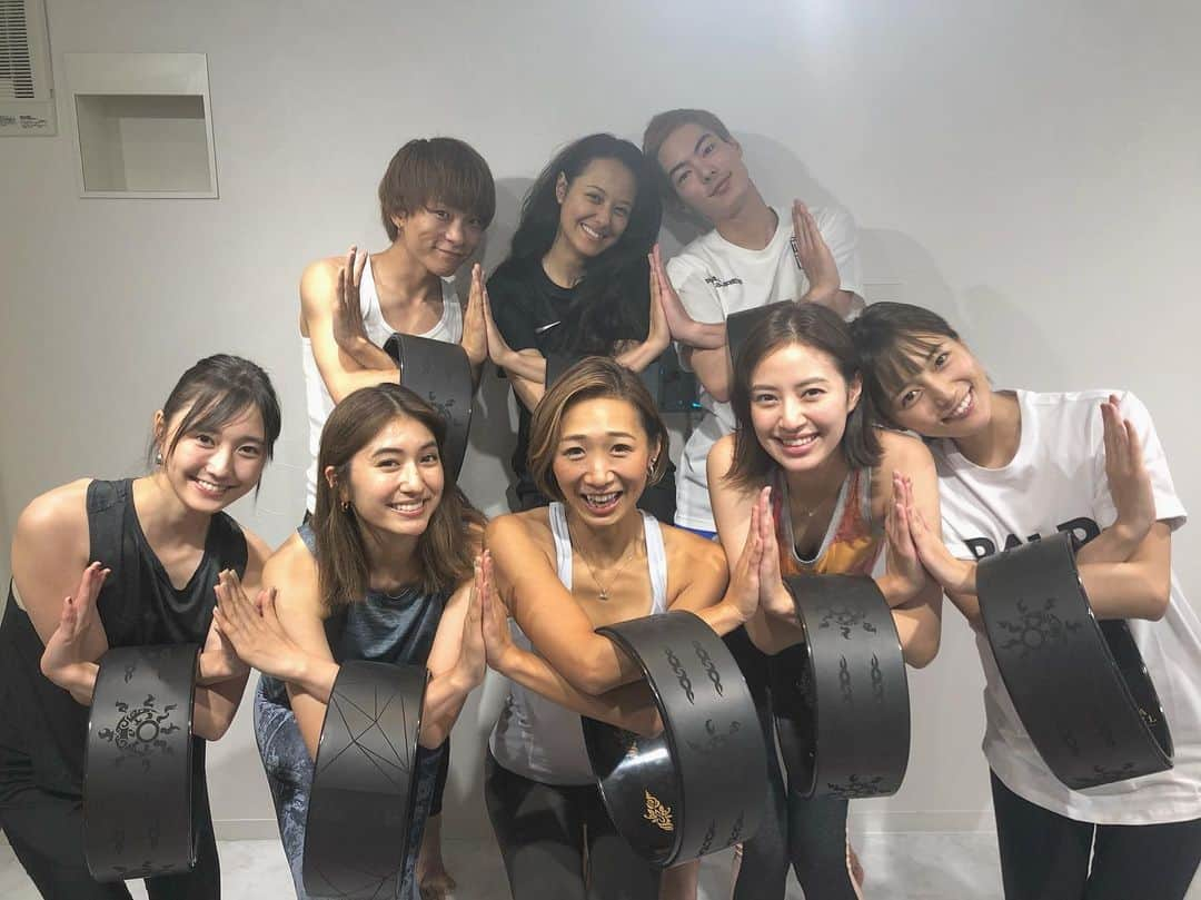 有末麻祐子さんのインスタグラム写真 - (有末麻祐子Instagram)「@estretch.gym 白金台店で ゆかちゃん @yuka_yogawheel_ のヨガホイールレッスンを体験しました🧘🏻‍♀️🔘 ひょんなきっかけで知り合ったゆかちゃんですが 気が良い人っていますよね。 まさにそれです🧚‍♀️ 普段は茅ヶ崎でレッスンをしていますが これから都内でも開催予定ということで、先駆けで参加させてもらいました！ 愉快な仲間達を引き連れて🧞‍♂️🧞‍♀️🧞‍♂️🧞‍♀️ ヨガホイールはまだ日本だとそんな浸透してなく、これからって感じだそうで！ 海外ではポピュラーだったりするみたい。 ホイールを使うので私みたいな柔軟が無い人には、良い支えになってヨガポーズをホイールがサポートしてくれるって感じ。 普段のストレッチでは伸ばせないところが伸ばせて気持ちいい上に 体幹がかなり鍛えられる！！！ 是非皆んなにも機会があれば体験してほしいな〜〜👀 是非ゆか先生のインスタからスケジュールチェックしてみてね🤓#ヨガホイール #叫び声の人やばい w#爆笑」9月2日 1時43分 - mayukoarisue