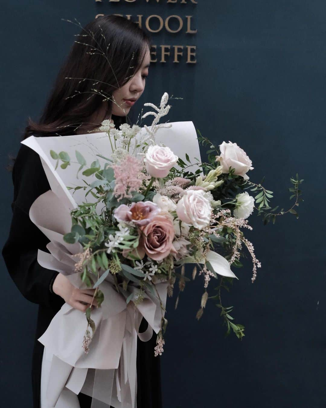 플로리스트 이주연 florist Lee Ju Yeonさんのインスタグラム写真 - (플로리스트 이주연 florist Lee Ju YeonInstagram)「. . with handtied . @flower_school_okeeffe @vanessflower . . 订花 WeChat ID vaness_flower 클래스상시모집 당일꽃주문가능 #수업문의 #주문예약 #lesson #Order  Katalk ID vaness52 WeChat ID vaness_flower E-mail vanessflower@naver.com . 강남구 역삼동608-16 📞02-545-6813 . #vanessflower #florist #flowershop #handtied #flowerlesson #花束 #花束包装 #바네스플라워 #플라워카페 #플로리스트 #꽃다발 #부케 #플로리스트학원 #역삼동꽃집 #역삼역꽃집 #언주역꽃집 #꽃꽂이수업 #플라워레슨 #꽃다발포장법 #꽃수업 #꽃주문 #하우스웨딩 #대관 #바네스꽃다발 #vaness花束」9月2日 1時40分 - vanessflower