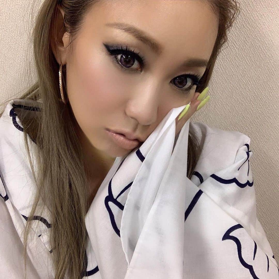 のインスタグラム：「きゃ！﻿ 気づいたら9月！！﻿ あっという間の夏でした。﻿ 夏ももう終わりですねー。﻿ ﻿ この浴衣は、自分で着てみた笑笑﻿ ﻿ 3歳の頃から、日舞習わせてもらっていたので、﻿ 小学生になってからは自分で着て、畳んで帰るって感じで通ってたなぁ。﻿ 懐かしい。。。って、﻿ 意外やろ？爆﻿ 親に感謝ですねぇ﻿ ﻿ 夏の思い出写真でしたー🤳﻿ ﻿ #ソフトクリーム柄 #浴衣 #ただこの中に #💩 #の柄があるらしい #ぎゃーーー #もはや寄りの写真 #カップ写ってないと #ほぼそれにしか見えない件！！ #爆笑 #可愛さの中に落とし穴 #人生も楽しすぎると #たまに不安になる #夏の思い出 #fashion #月影屋 #kodakumi #倖田來未」