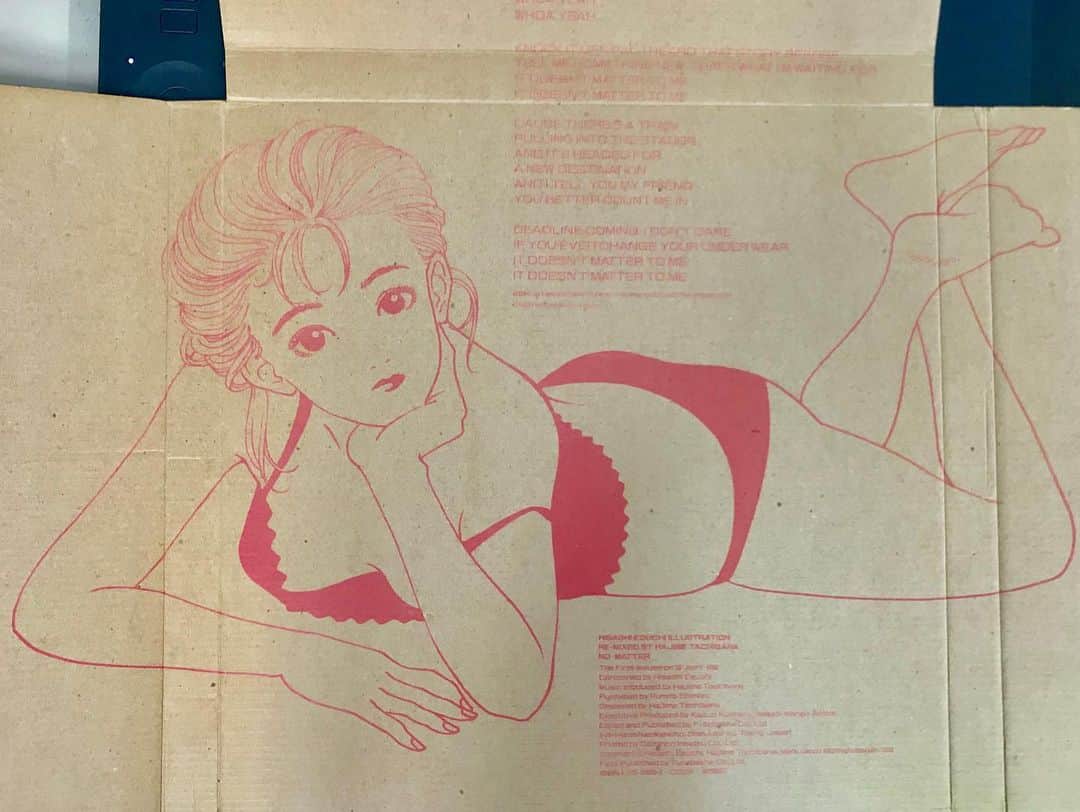 江口寿史のインスタグラム：「そういえばこの絵も描いたの忘れてたし、原画も手元にないわ。1987年に出した立花ハジメデザインの『no matter』の段ボールの中面用に描いたもの。奇しくも今年EDWINのジーパン女子で描いたポーズと酷似してるけど、目とか身体のバランスいろいろおかしい。ヘタくそ笑 このように記憶リストからはずしてる絵や紛失した絵がけっこうあるんだよー。」