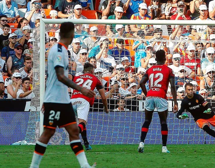 LFPさんのインスタグラム写真 - (LFPInstagram)「Easy for Parejo! 🦇 • #Parejo #Penalty #Valencia #LaLiga #LaLigaSantander」9月2日 1時46分 - laliga