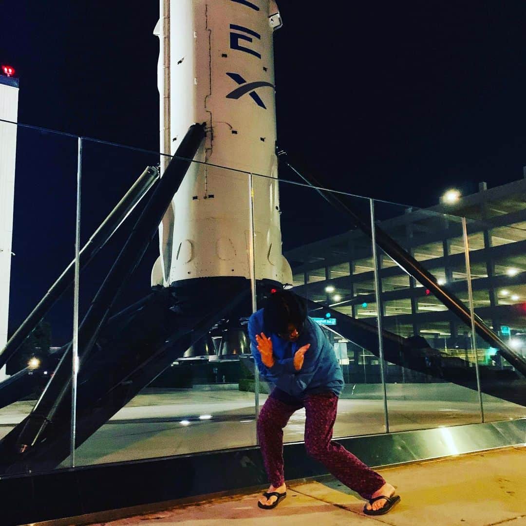 渋谷慶一郎のインスタグラム：「飛行機に乗り遅れたのでイーロンマスクのスペースエックスの前でエックスポーズ。I missed the airplane so I was posing in front of SpaceX by Elon Musk..」
