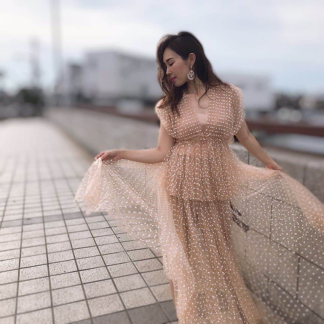 愛内里菜のインスタグラム：「先日ポコチャで 6時間ほど生配信していた リアル撮影風景📸  配信を覗きに来てくださったみなさま！ 長時間お付き合いくださった みなさま！ありがとうございました‼️😌 これはヘアメイクさんが 撮ってくれていたカットです！！🌟 素敵な写真色々あったから どれ使うか悩みそー🤭🌈 #愛内里菜 改め #R として #歌手 再始動﻿﻿ #垣内りか #垣内倶楽部 ﻿﻿ #撮影 #撮影風景 @booyon📸﻿ @f_s_6👗﻿ @pulito_yuri💄﻿ @88teesofficial 👚 @88teesfamily  @shop_ila_swim ﻿﻿」