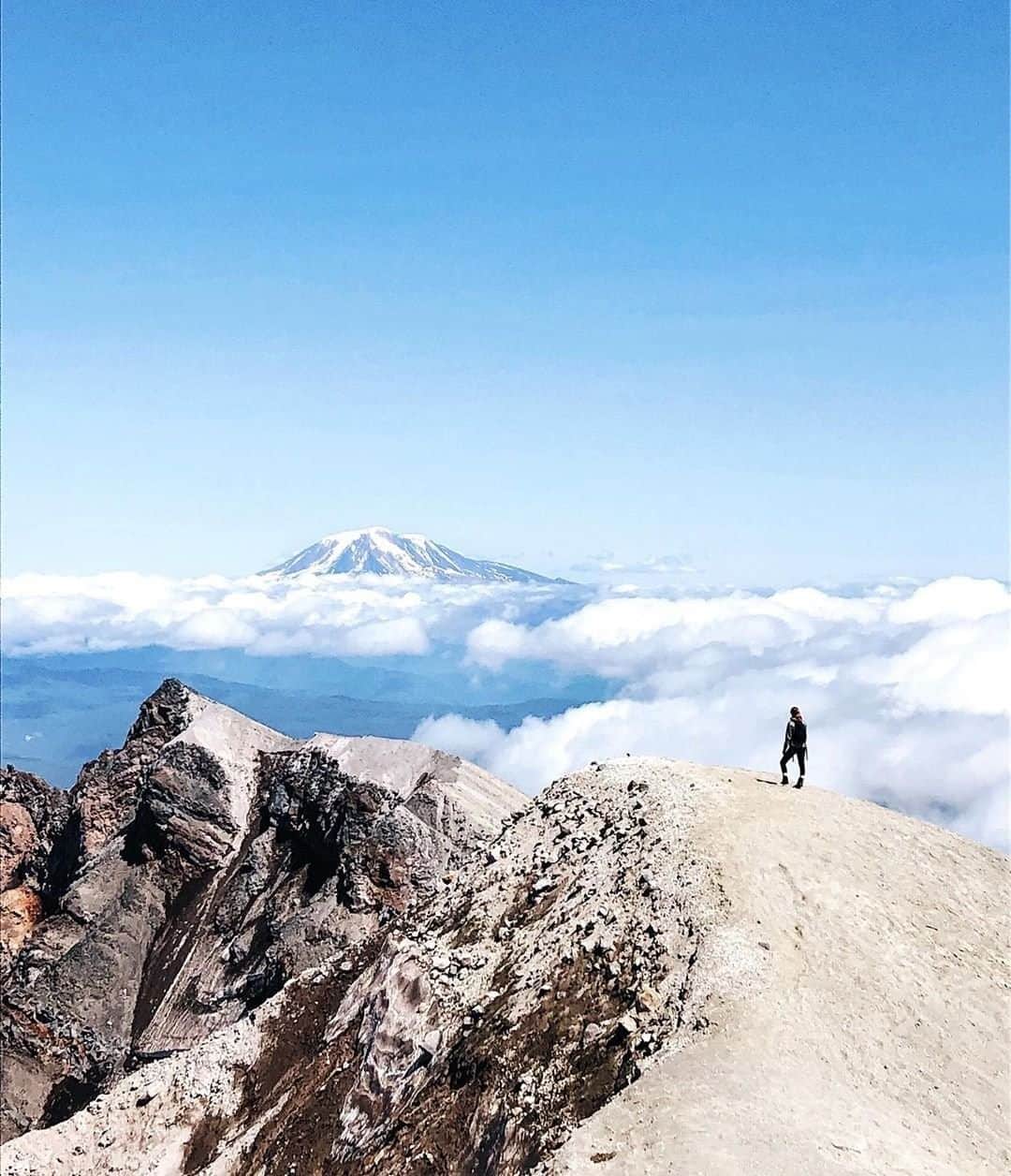 REIさんのインスタグラム写真 - (REIInstagram)「Climb above the clouds, and we bet you'll be rewarded.  Photo: #REIemployee @lucie.brooks at Mount St. Helens, #Washington. #ForceOfNature」9月2日 2時00分 - rei