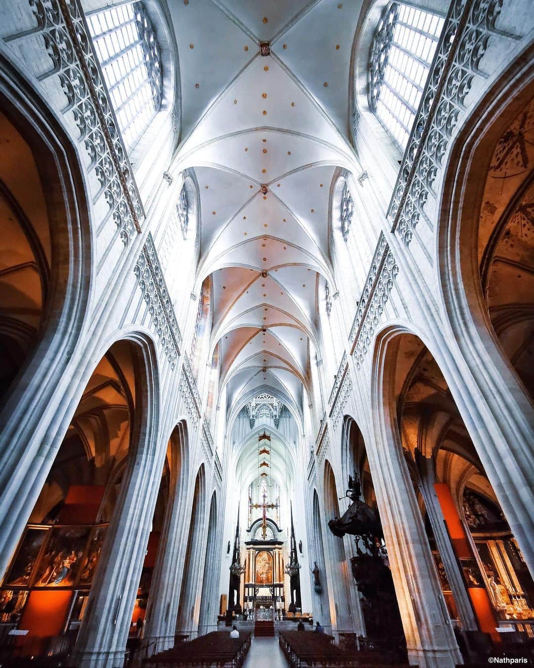 nathparisのインスタグラム：「Origin of symmetry ✨ . 🇺🇸The Cathedral of Our Lady of Antwerp is the largest gothic church in the Netherlands, home to fabulous treasures such as these four Baroque masterpieces by Rubens and the large clock tower at the top of the tower dating back to the eighteenth century. . 🇫🇷 La cathédrale Notre Dame d’Anvers est la plus grande église gothique des Pays-Bas, elle abrite de fabuleux trésors comme ces quatre chefs-d’œuvre baroques réalisés par Rubens et la grande horloge au sommet de la tour qui remontent au XVIIIe siècle.  #anvers」
