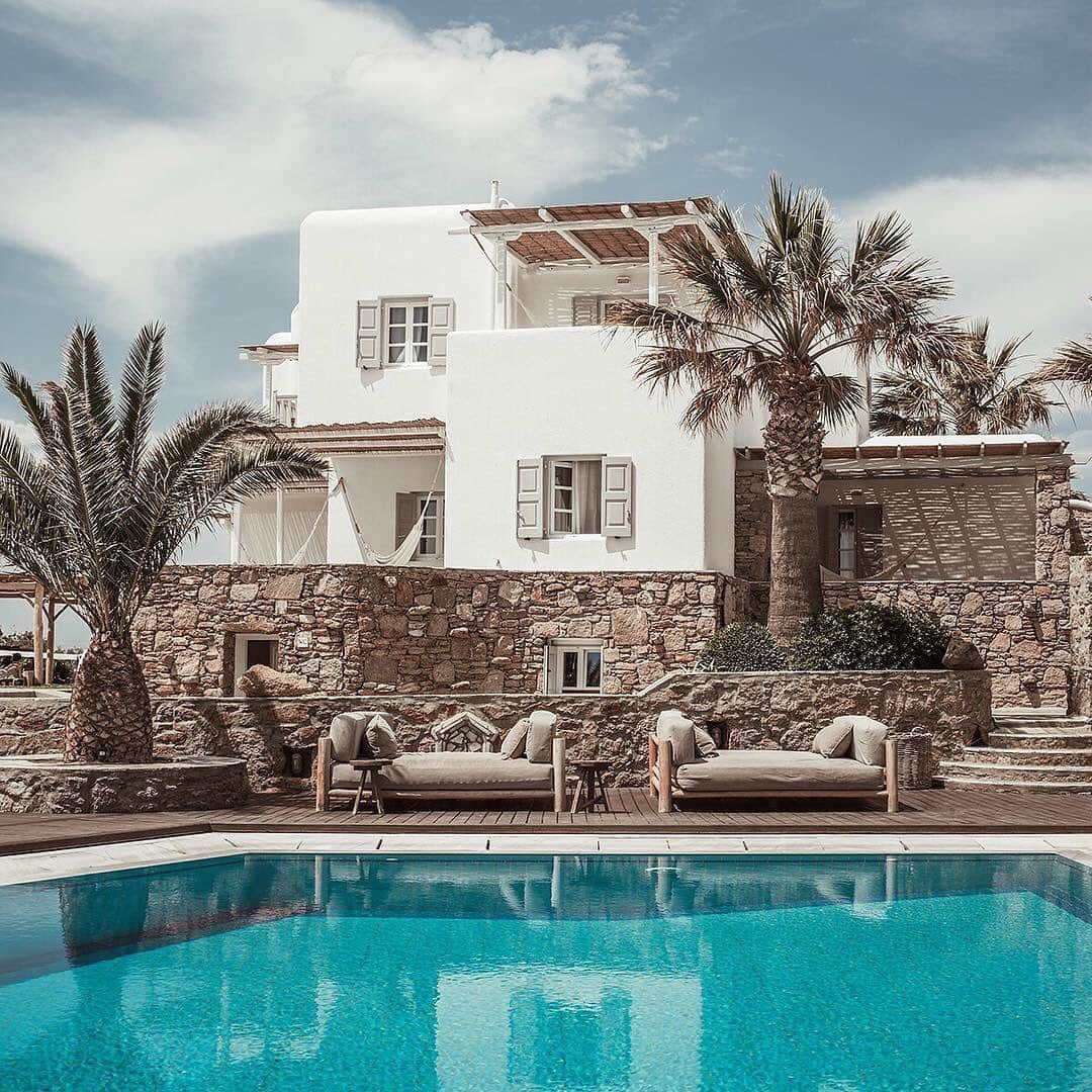 のインスタグラム：「Read our feature with Simon Mills, as he explains why there is more to Mykonos than meets the eye...👀 Don't forget to book your next holiday through our Travel Concierge team.  Read & book via our stories.  #OrlebarBrown #FeelSummer #OBsAroundTheWorld」