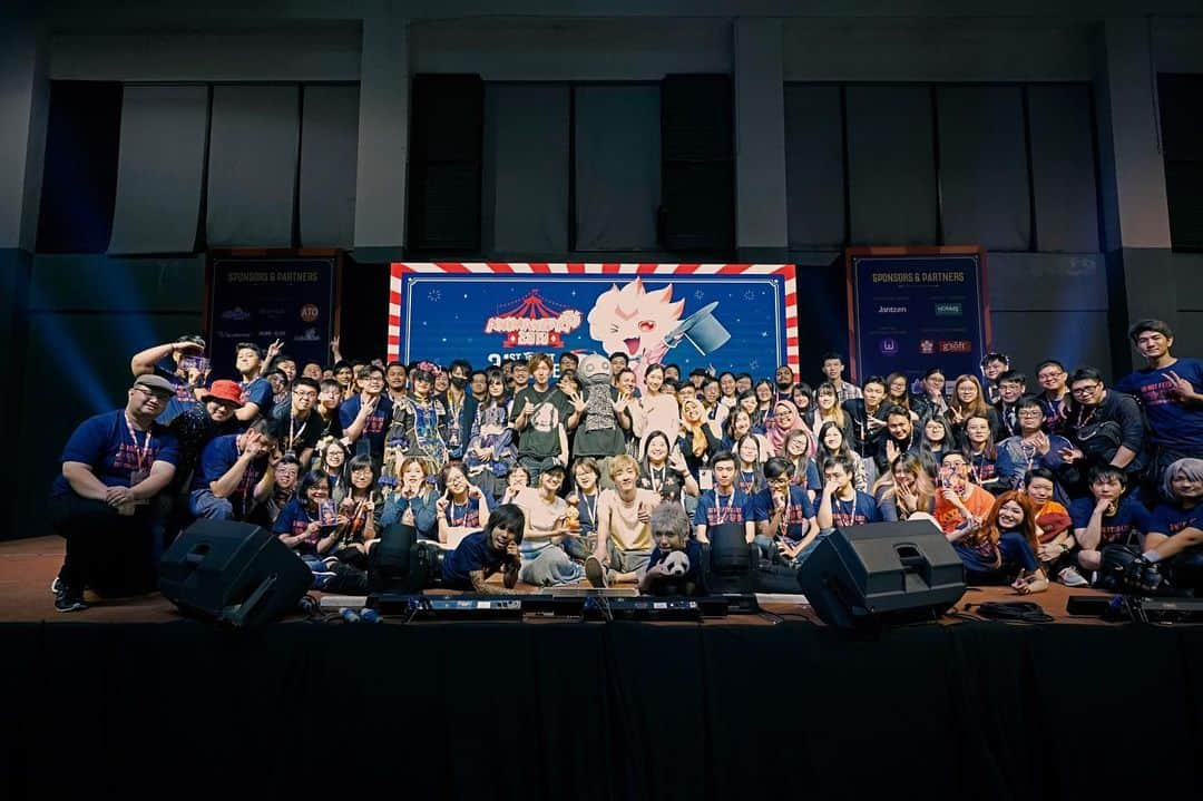 竹渕慶さんのインスタグラム写真 - (竹渕慶Instagram)「THANK YOU MALAYSIA🇲🇾 Huuuge thanks to all of you who came to see me, to @animangaki for having me to your great event, to all the staffs for helping and making us comfortable at all times, and to all the fans who made this happen and brought me here with your great love.  I had so much fun singing with you guys, I could feel your energy and the happy vibes from the stage. This really is what keeps me going.  And to be singing in Malaysia on the Independence Day was so much of an honor! Thank you for your love, I will be sending love to you too always.  Terima kasih🙏Jumpa lagi!!🇲🇾 —————————————————- ライブ in マレーシア編、無事終了！みんな言語関係なく大きな声で一緒に歌ってくれて、やっと会えた！って喜びをまっすぐに伝えてくれて、幸せで満タンになった。この気持ちはどこで歌っても同じ🌎 日本から会いに来てくれた勢も、応援してくれていたみんなもほんとにありがとう！！！ こんな経験ができるのは、いつも応援してくれているみんな、ひとりひとりのおかげなんだよ。 本当にいつもありがとう ♥️✌️ #malaysia #japan #animangaki2019 #happyindependenceday」9月2日 2時12分 - keibamboo