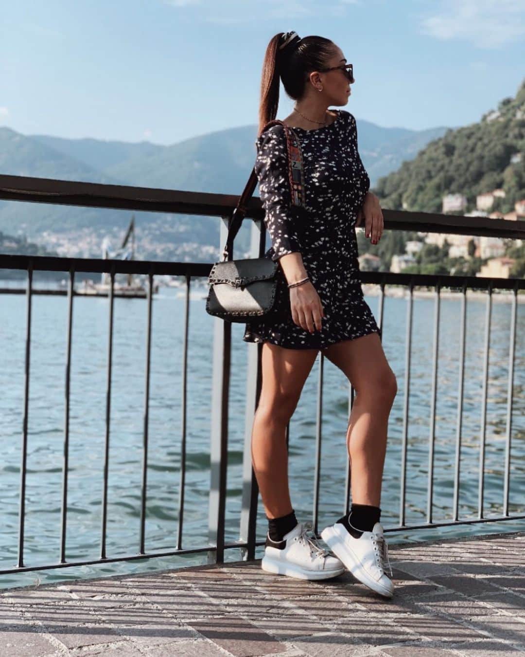 イナス・マリアーニのインスタグラム：「Una rosa sfiorata è triste Avrà comunque tanto fascino  #sunday #lake #como #sun #thinking #thinkpositive」
