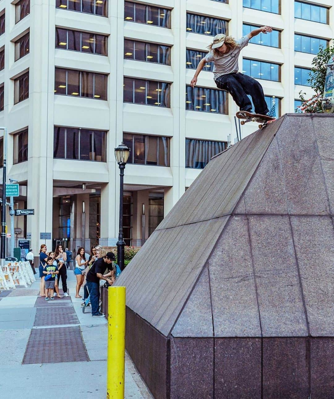 ラカイリミテッドフットウェアさんのインスタグラム写真 - (ラカイリミテッドフットウェアInstagram)「@simonbannerot takes the plunge on a steep NYC roll in 📸 @shredcorn @volcomskate  #Lakai #LakaiOrDie」9月2日 2時16分 - lakailtd