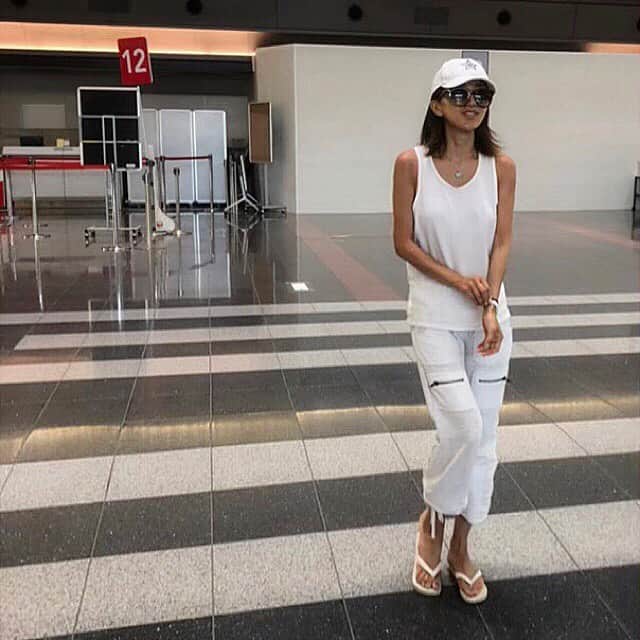 のインスタグラム：「It feels like the days are going by faster lately. Live each day to the fullest. #smileforeve #live #lifeisbeautiful #slowlife #thx #always #lifeislong #ootdfashion  @mizuki_uchiumi  @billabong  @tomford」