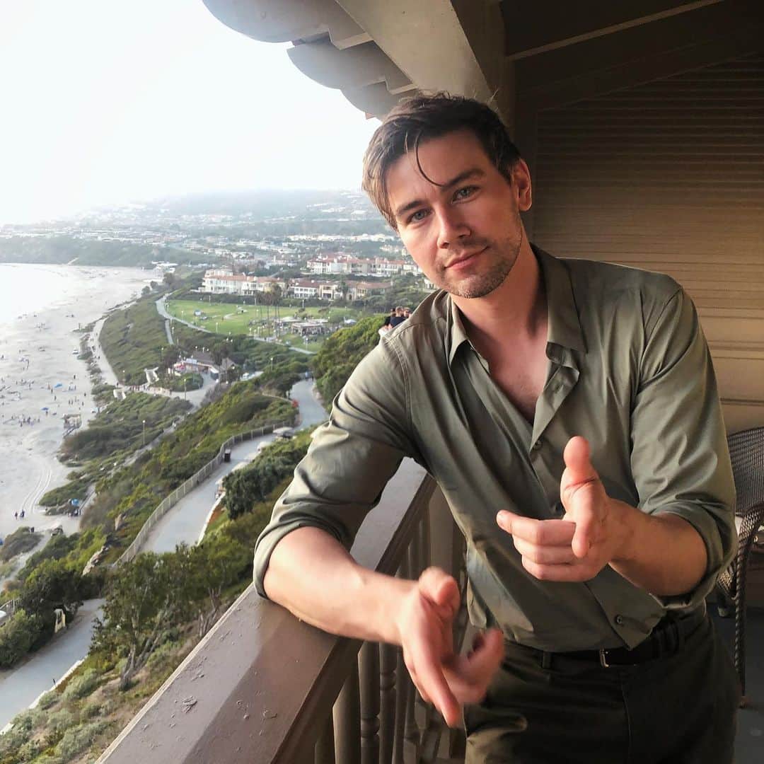トーランス・クームスのインスタグラム：「The hands say “eyyyyy” but the eyes say “I don’t know what I’m doing with my hands.”」