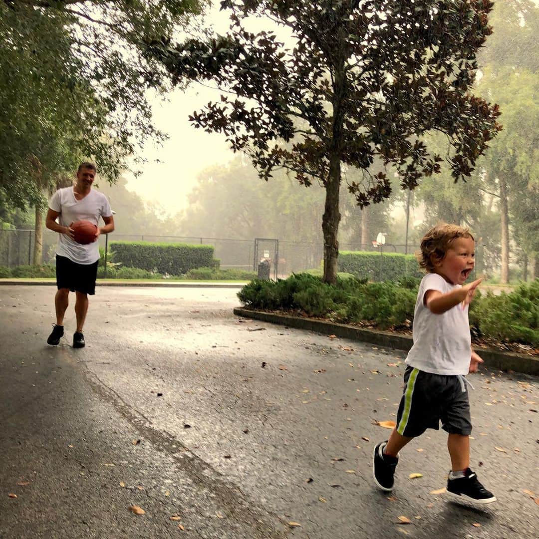 ライアン・ロクテさんのインスタグラム写真 - (ライアン・ロクテInstagram)「Son and daddy time is my favorite even when it gets ruined by rain #basketball #Jonourfeet」9月2日 2時21分 - ryanlochte