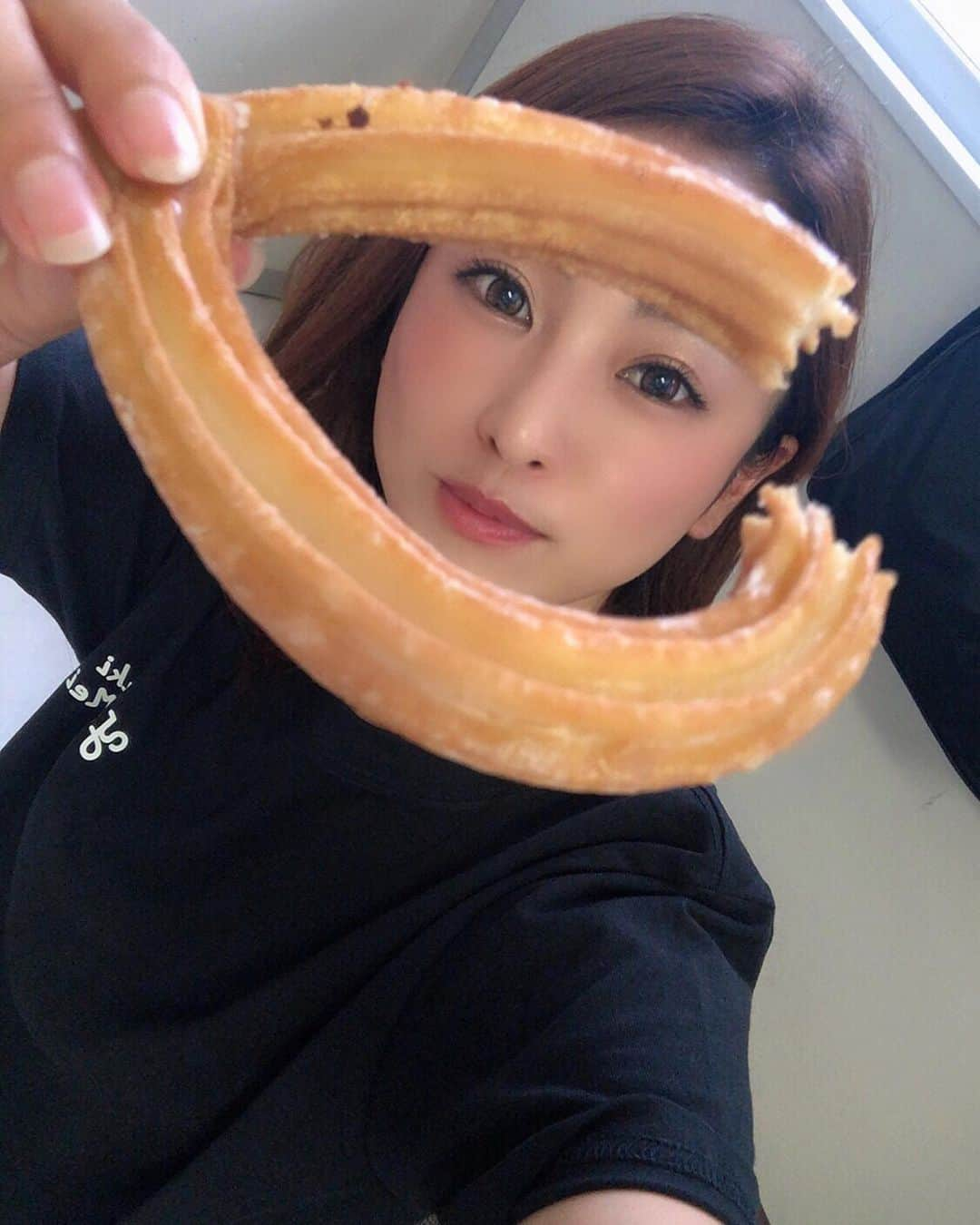 柚月めいさんのインスタグラム写真 - (柚月めいInstagram)「. ども🙋🏻‍♀️ドウナツ子です🍩 詳しくは最後の動画を🥳 . . . #ツッコミ#優しさ#愛 #ドーナツ#🍩#硬い食べ物好き#歯ごたえ#咀嚼#ミスド#笑顔##photography#美味しい#sweets#selfie#裏側#movie#follw#instagood #柚月めい」9月2日 2時35分 - meimei.yuzu