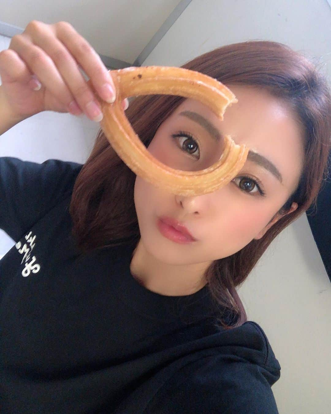 柚月めいさんのインスタグラム写真 - (柚月めいInstagram)「. ども🙋🏻‍♀️ドウナツ子です🍩 詳しくは最後の動画を🥳 . . . #ツッコミ#優しさ#愛 #ドーナツ#🍩#硬い食べ物好き#歯ごたえ#咀嚼#ミスド#笑顔##photography#美味しい#sweets#selfie#裏側#movie#follw#instagood #柚月めい」9月2日 2時35分 - meimei.yuzu