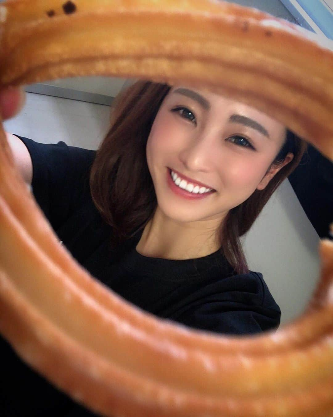 柚月めいさんのインスタグラム写真 - (柚月めいInstagram)「. ども🙋🏻‍♀️ドウナツ子です🍩 詳しくは最後の動画を🥳 . . . #ツッコミ#優しさ#愛 #ドーナツ#🍩#硬い食べ物好き#歯ごたえ#咀嚼#ミスド#笑顔##photography#美味しい#sweets#selfie#裏側#movie#follw#instagood #柚月めい」9月2日 2時35分 - meimei.yuzu