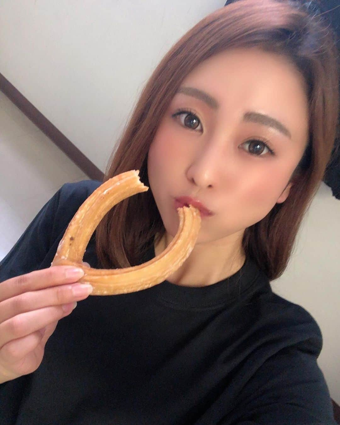 柚月めいさんのインスタグラム写真 - (柚月めいInstagram)「. ども🙋🏻‍♀️ドウナツ子です🍩 詳しくは最後の動画を🥳 . . . #ツッコミ#優しさ#愛 #ドーナツ#🍩#硬い食べ物好き#歯ごたえ#咀嚼#ミスド#笑顔##photography#美味しい#sweets#selfie#裏側#movie#follw#instagood #柚月めい」9月2日 2時35分 - meimei.yuzu